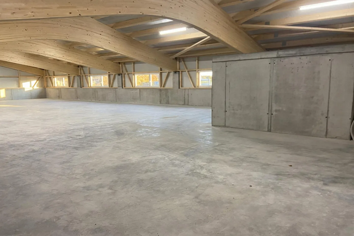 Salle commerciale au 1er étage - Photo 5 sur 6