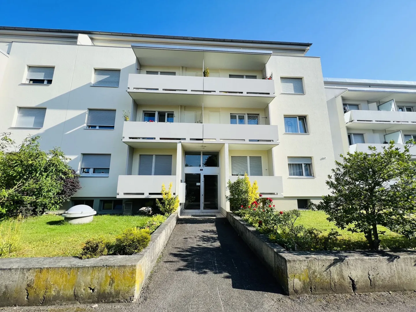 Appartement de 4,5 pièces au rez-de-chaussée avec 2 places de parking, propre machine à laver/sèche-linge, ascenseur et balcon - Photo 1 sur 8