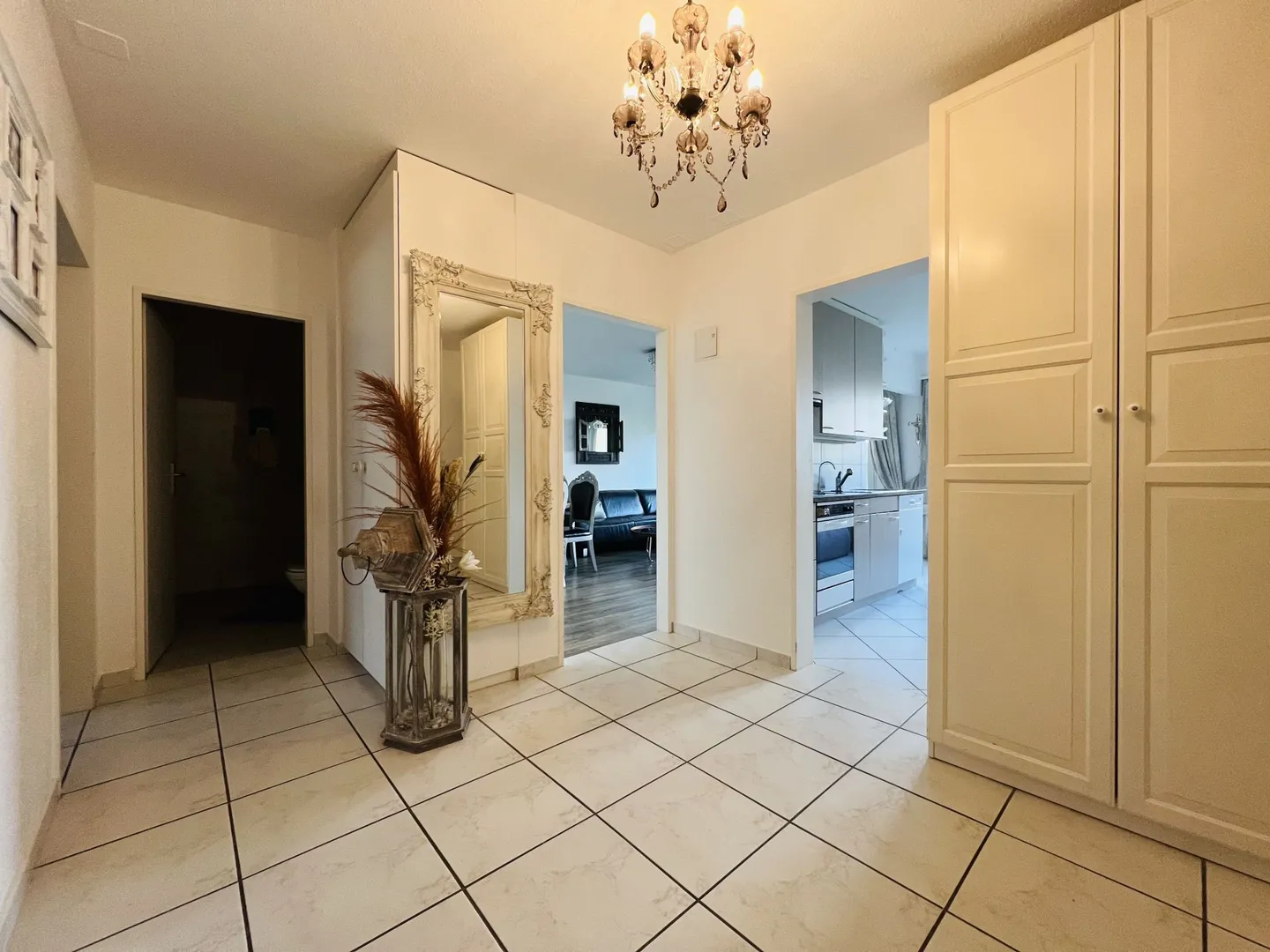 Appartement de 4,5 pièces au rez-de-chaussée avec 2 places de parking, propre machine à laver/sèche-linge, ascenseur et balcon - Photo 2 sur 8