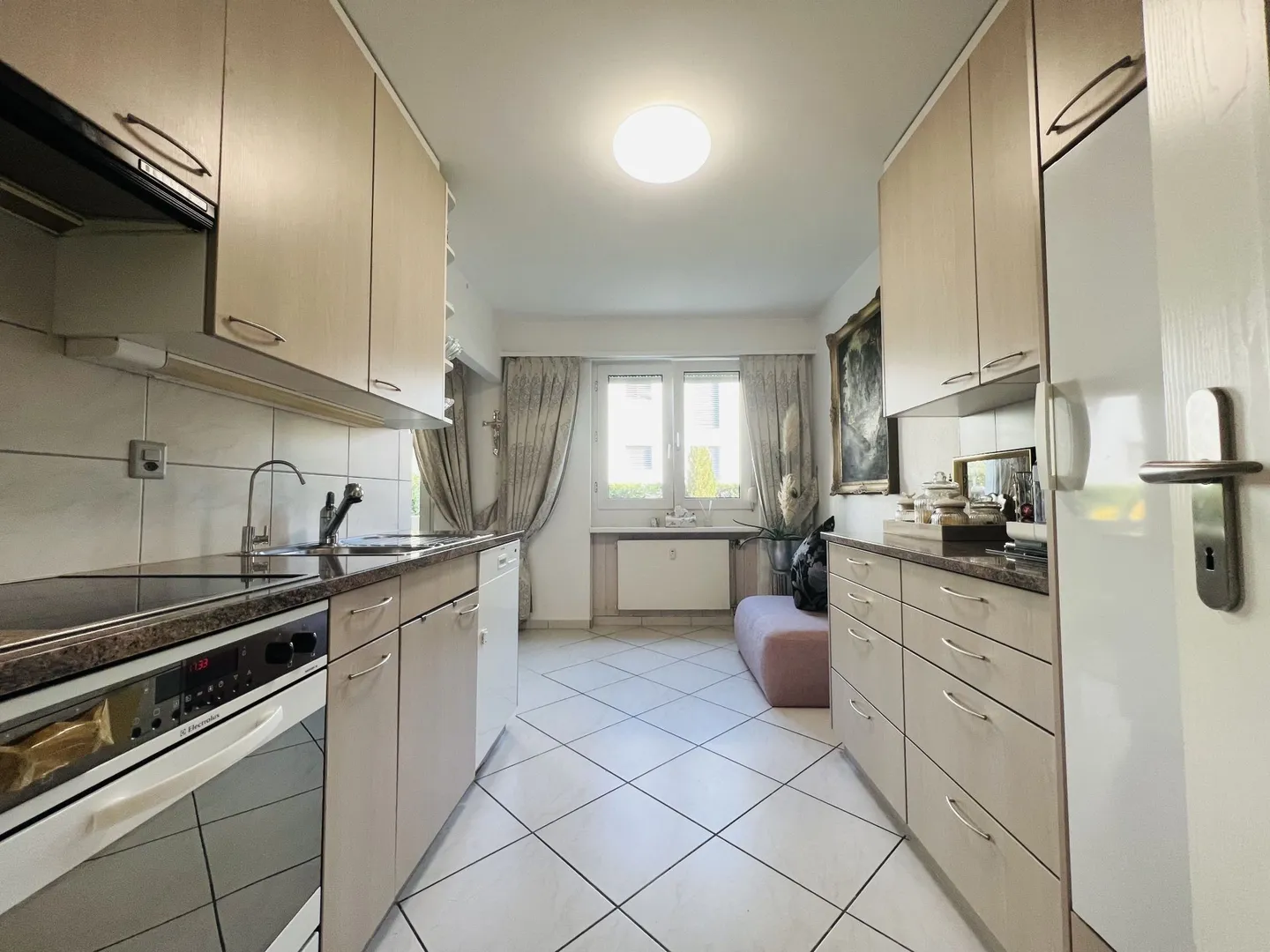 Appartement de 4,5 pièces au rez-de-chaussée avec 2 places de parking, propre machine à laver/sèche-linge, ascenseur et balcon - Photo 3 sur 8