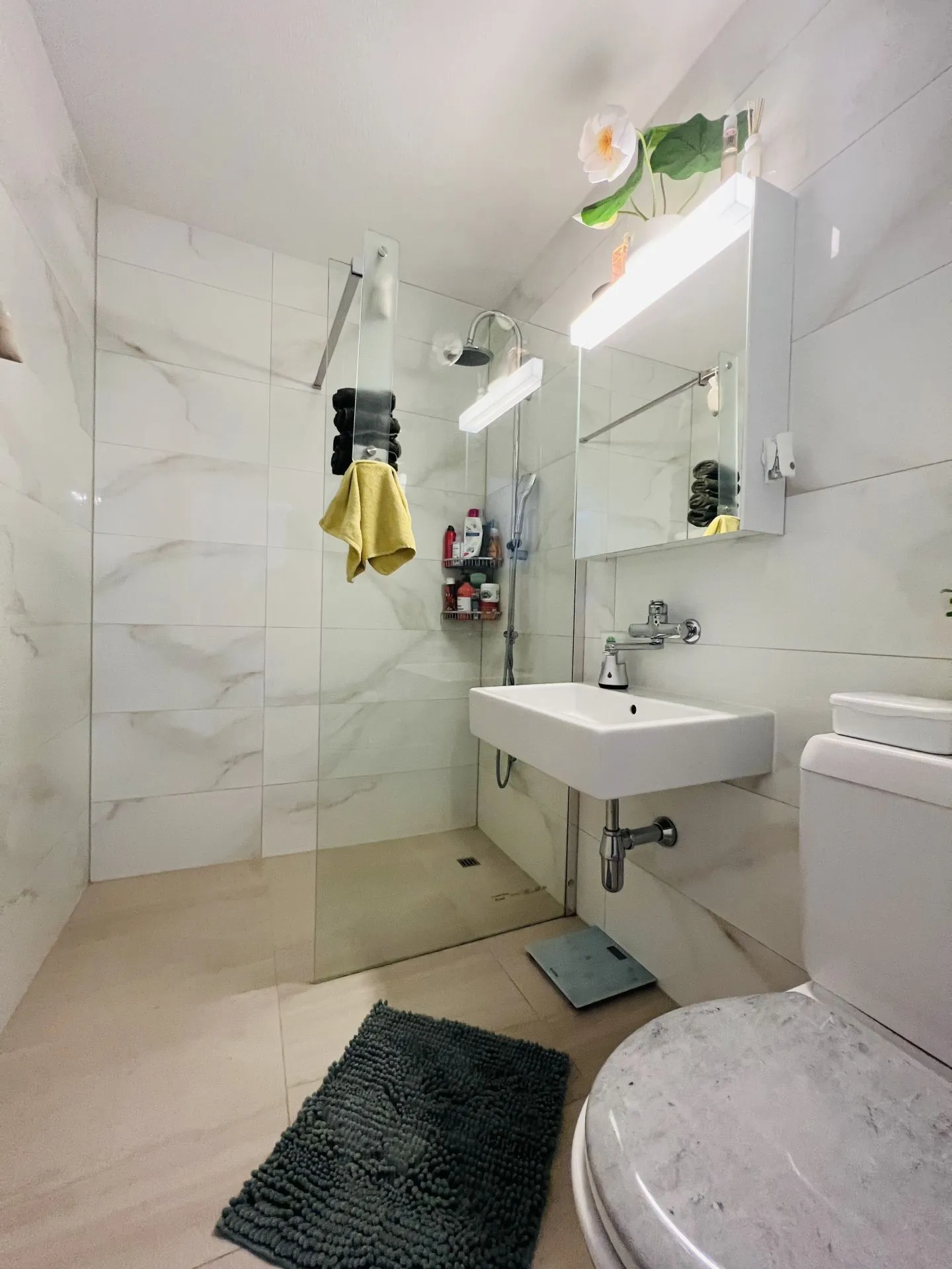 Appartement de 4,5 pièces au rez-de-chaussée avec 2 places de parking, propre machine à laver/sèche-linge, ascenseur et balcon - Photo 4 sur 8