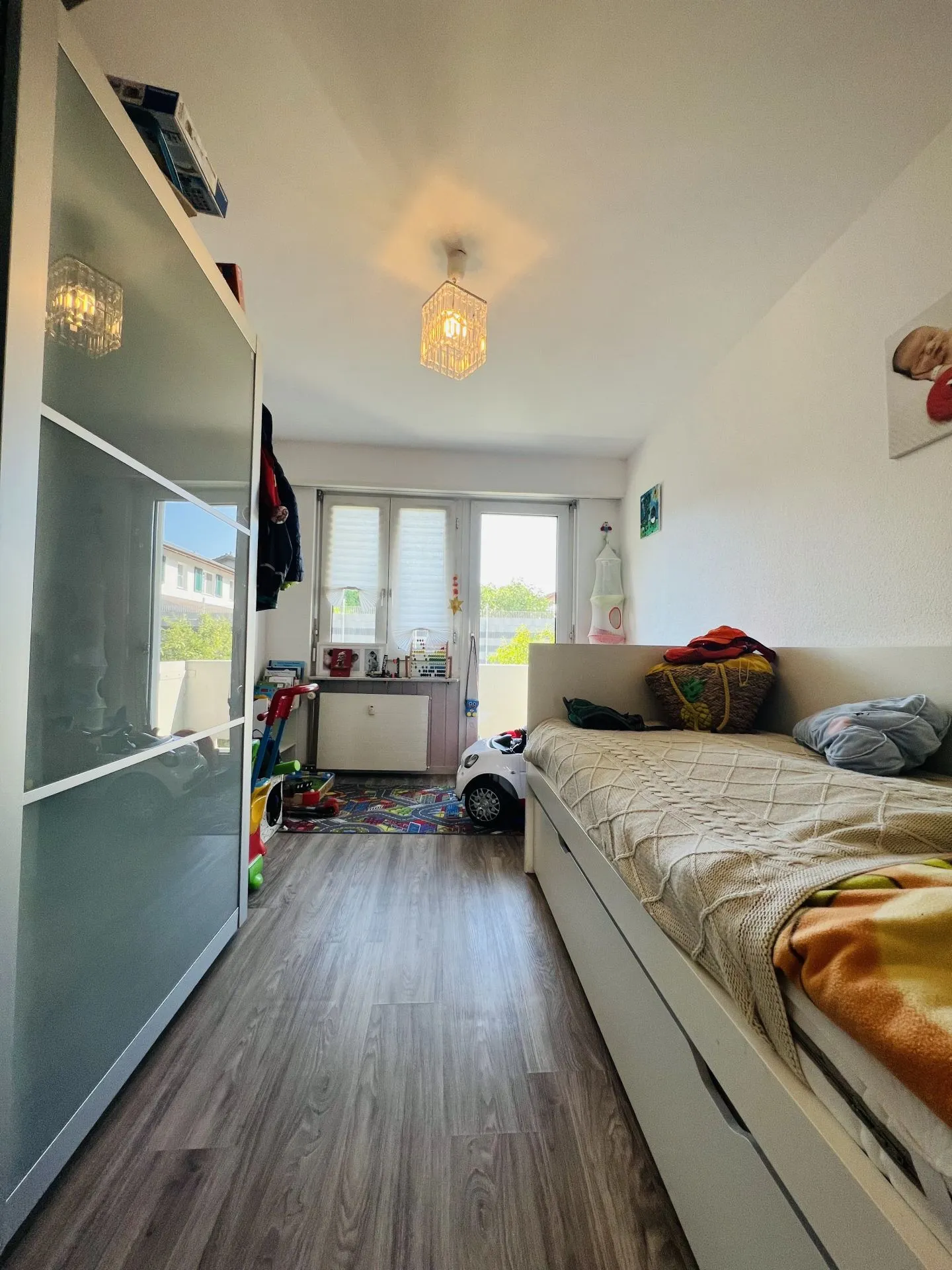 Appartement de 4,5 pièces au rez-de-chaussée avec 2 places de parking, propre machine à laver/sèche-linge, ascenseur et balcon - Photo 6 sur 8