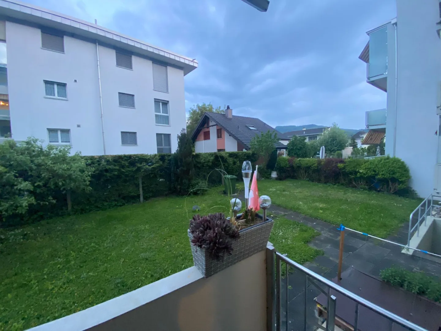 Appartement de 4,5 pièces au rez-de-chaussée avec 2 places de parking, propre machine à laver/sèche-linge, ascenseur et balcon - Photo 8 sur 8