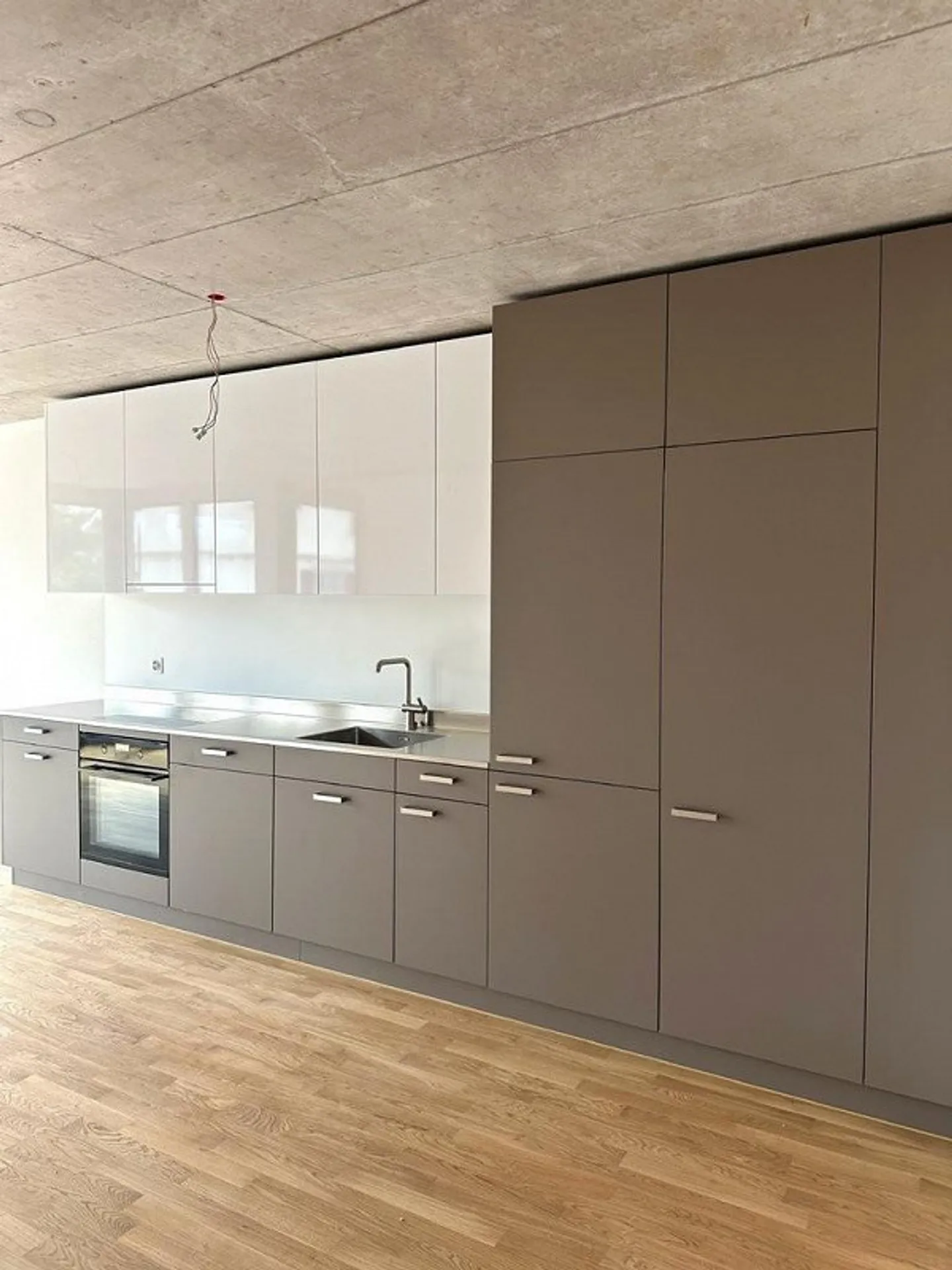 Moderne 4.5-Zimmer-Wohnung in neuem Terrassenhaus - Foto 2 von 7