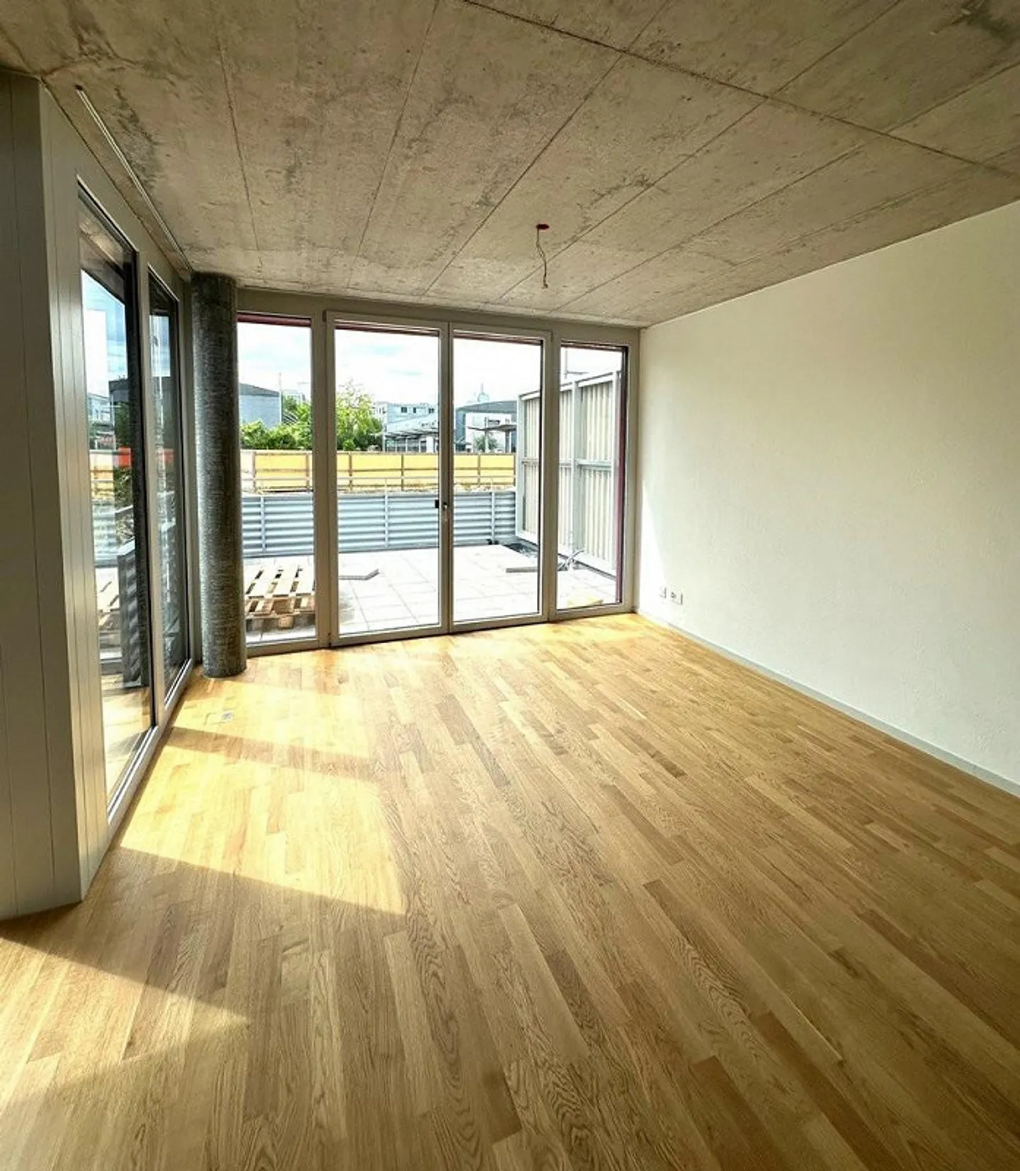 Moderne 4.5-Zimmer-Wohnung in neuem Terrassenhaus - Foto 3 von 7
