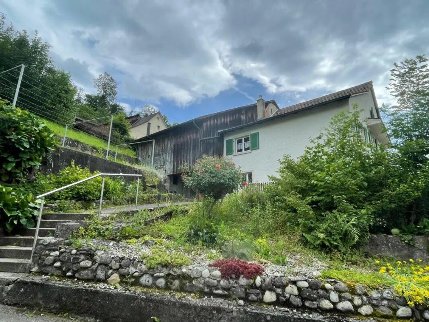 Proprietà spaziosa con 2 unità abitative e potenziale - Foto 2 di 12