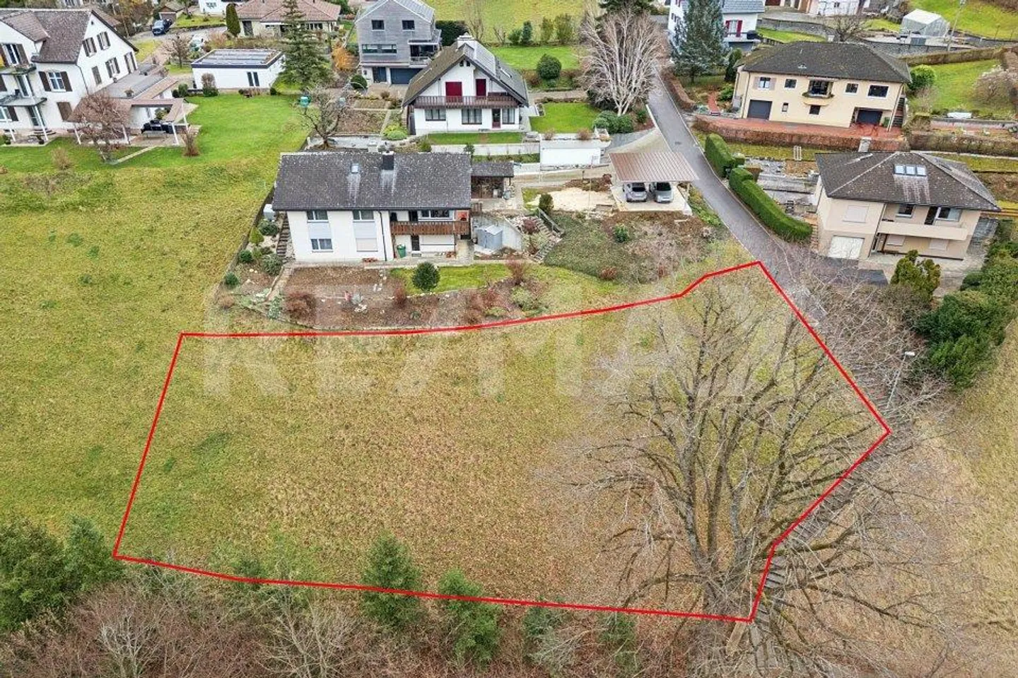 Terrain à bâtir en pente dans un quartier résidentiel attrayant - Photo 1 sur 13