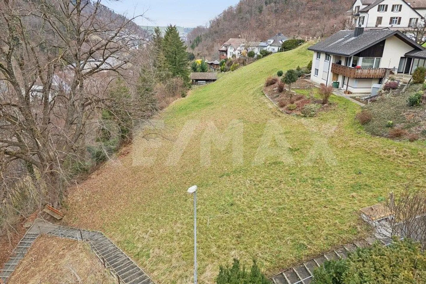 Terrain à bâtir en pente dans un quartier résidentiel attrayant - Photo 2 sur 13