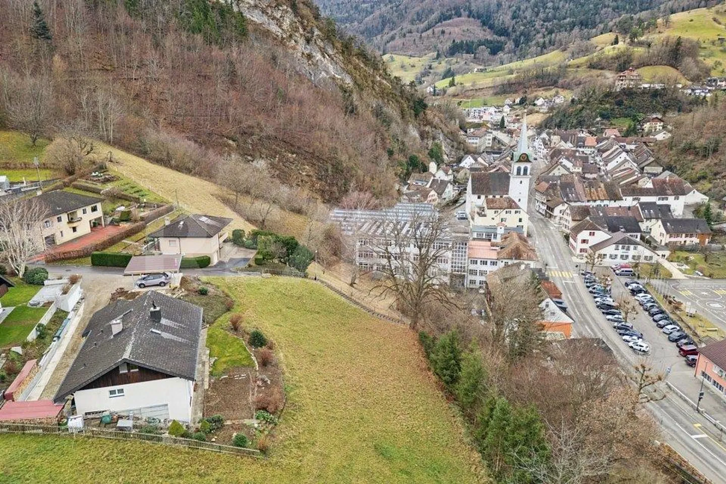 Terrain à bâtir en pente dans un quartier résidentiel attrayant - Photo 4 sur 13