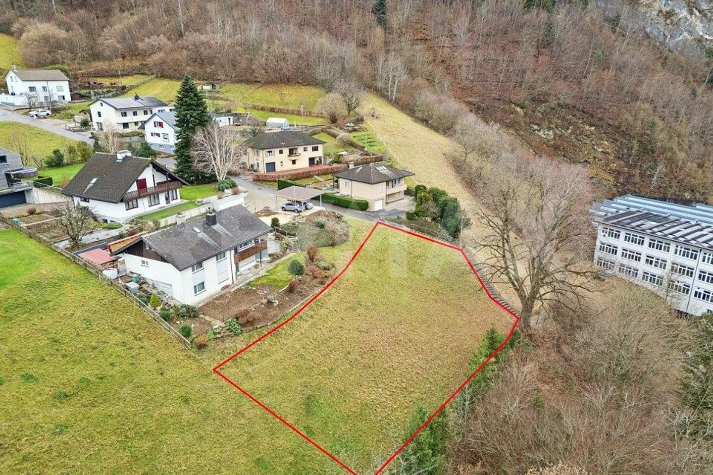 Terrain à bâtir en pente dans un quartier résidentiel attrayant - Photo 5 sur 13