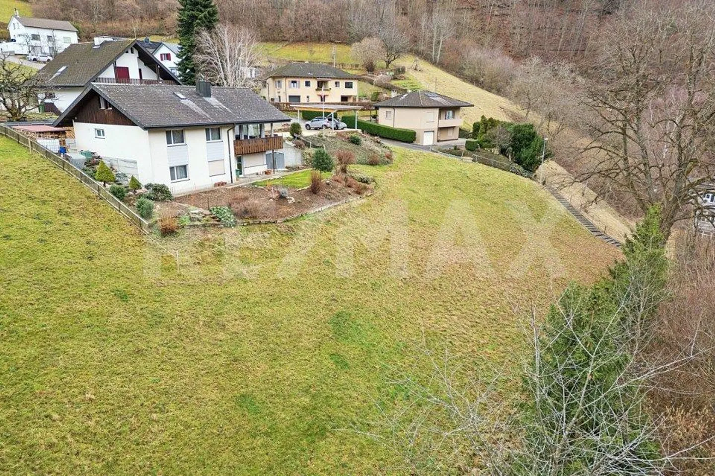 Terrain à bâtir en pente dans un quartier résidentiel attrayant - Photo 6 sur 13