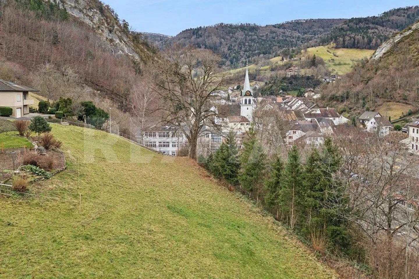 Terrain à bâtir en pente dans un quartier résidentiel attrayant - Photo 7 sur 13