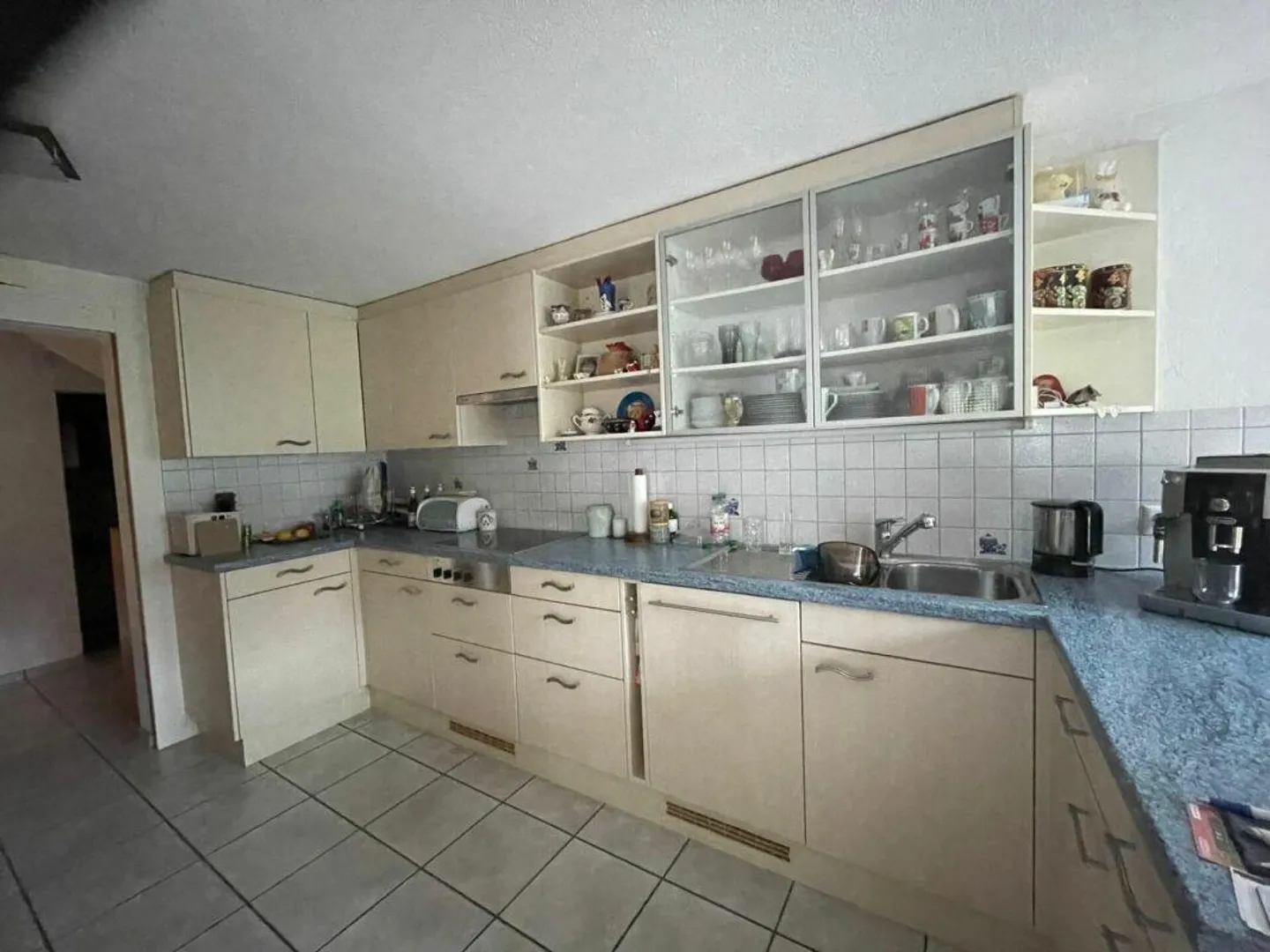 Proprietà spaziosa con 2 unità abitative e potenziale - Foto 3 di 12