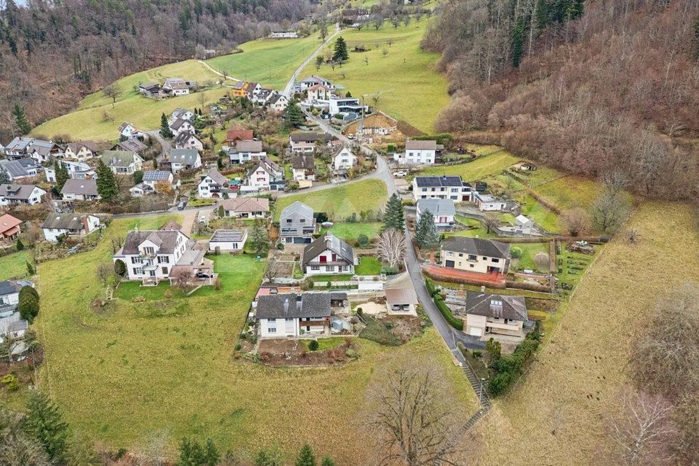 Terrain à bâtir en pente dans un quartier résidentiel attrayant - Photo 8 sur 13