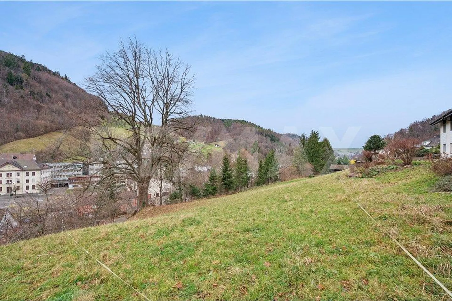 Terrain à bâtir en pente dans un quartier résidentiel attrayant - Photo 10 sur 13