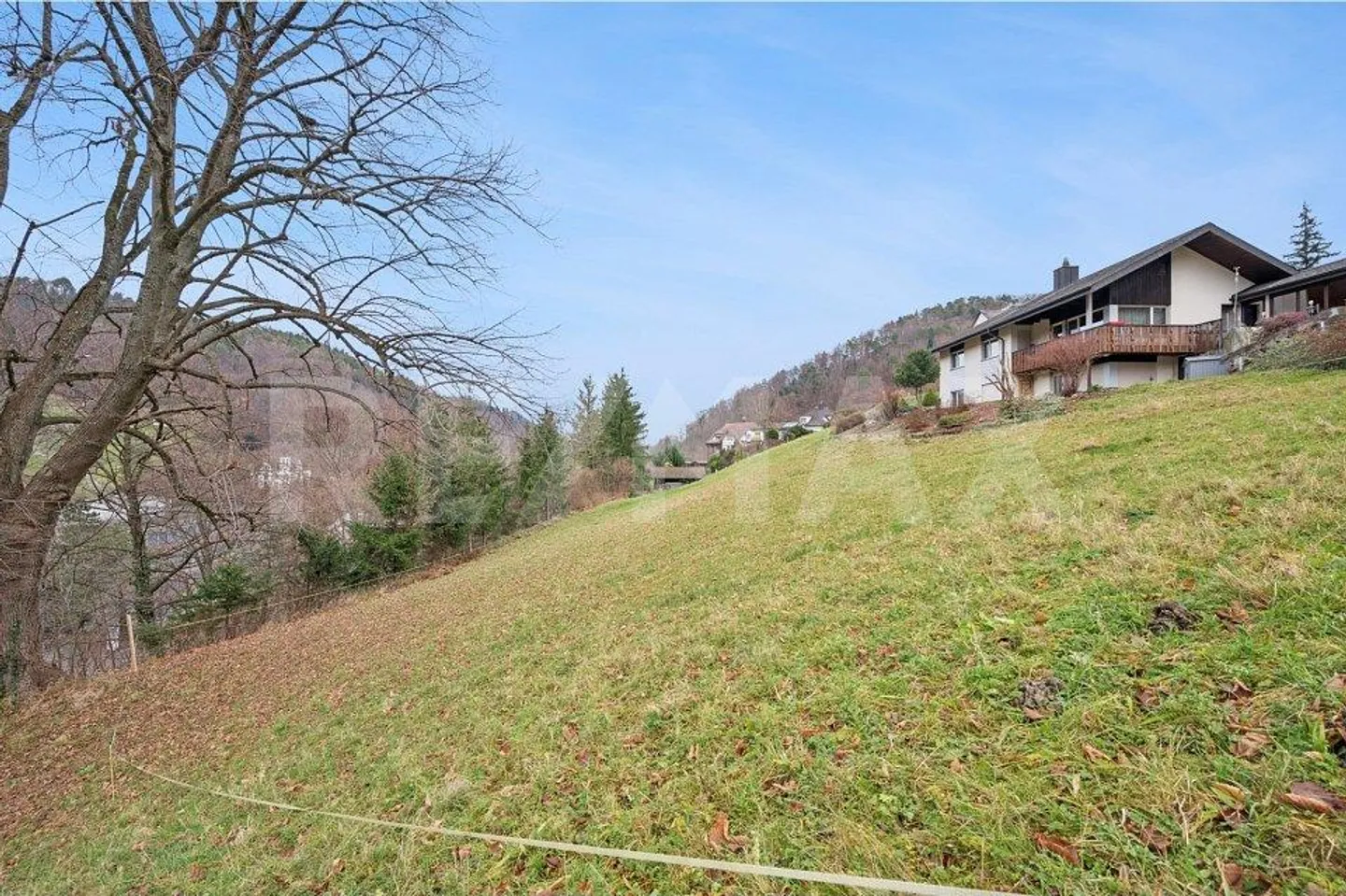 Terrain à bâtir en pente dans un quartier résidentiel attrayant - Photo 11 sur 13
