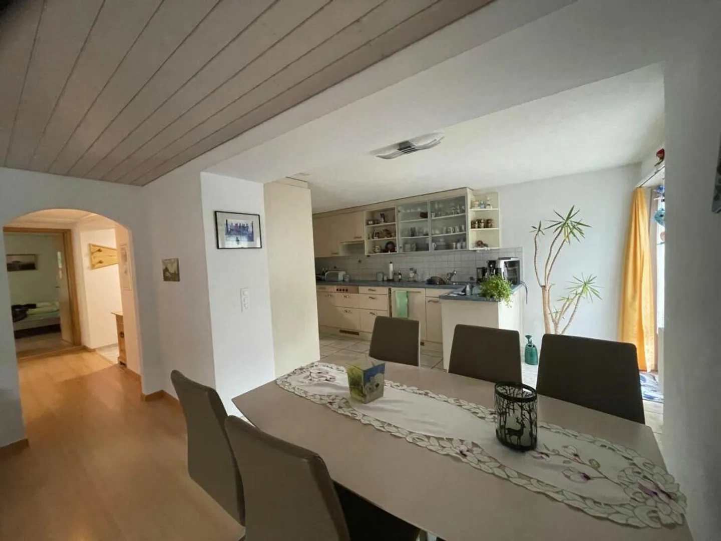 Proprietà spaziosa con 2 unità abitative e potenziale - Foto 4 di 12