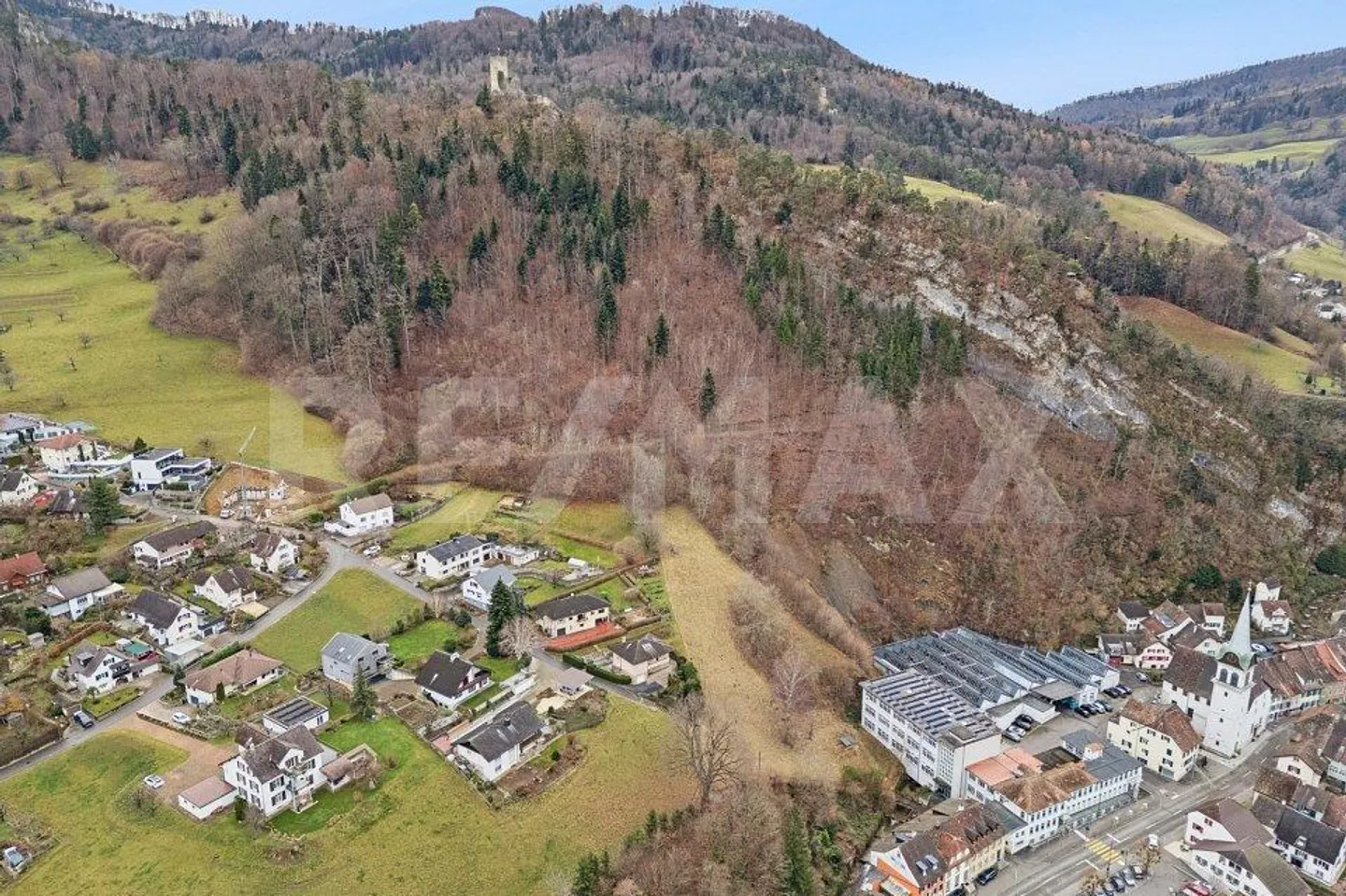 Terrain à bâtir en pente dans un quartier résidentiel attrayant - Photo 13 sur 13
