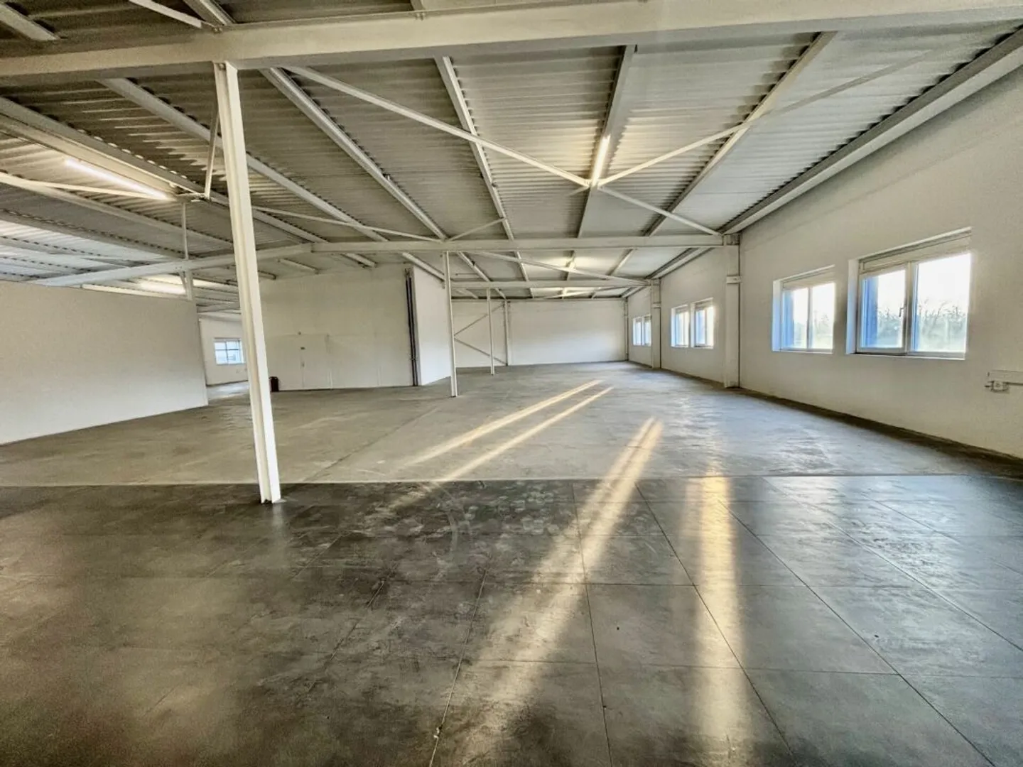 Vaud Lager/Depots/625 m2 Räumlichkeiten zur Miete mit Ladebucht und Parkplätzen - Foto 1 von 11