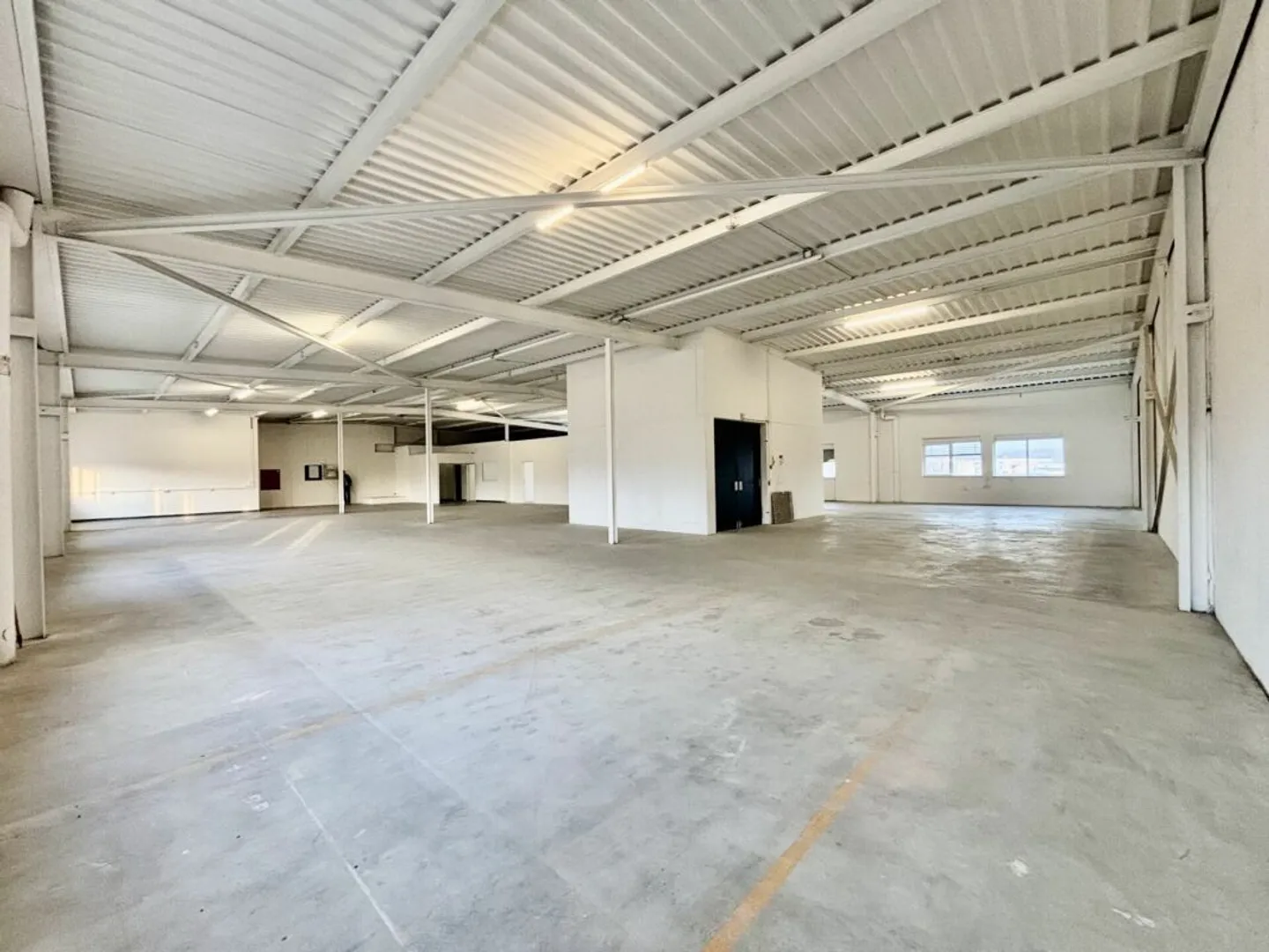 Vaud Lager/Depots/625 m2 Räumlichkeiten zur Miete mit Ladebucht und Parkplätzen - Foto 2 von 11