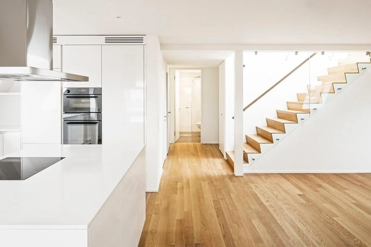 Appartement en loft avec grande terrasse sur le toit dans un emplacement central - Photo 2 sur 9