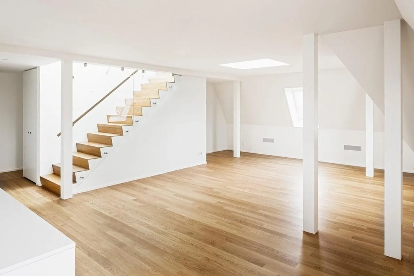 Appartement en loft avec grande terrasse sur le toit dans un emplacement central - Photo 3 sur 9