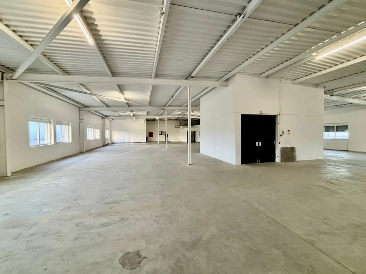 Vaud Lager/Depots/625 m2 Räumlichkeiten zur Miete mit Ladebucht und Parkplätzen - Foto 3 von 11