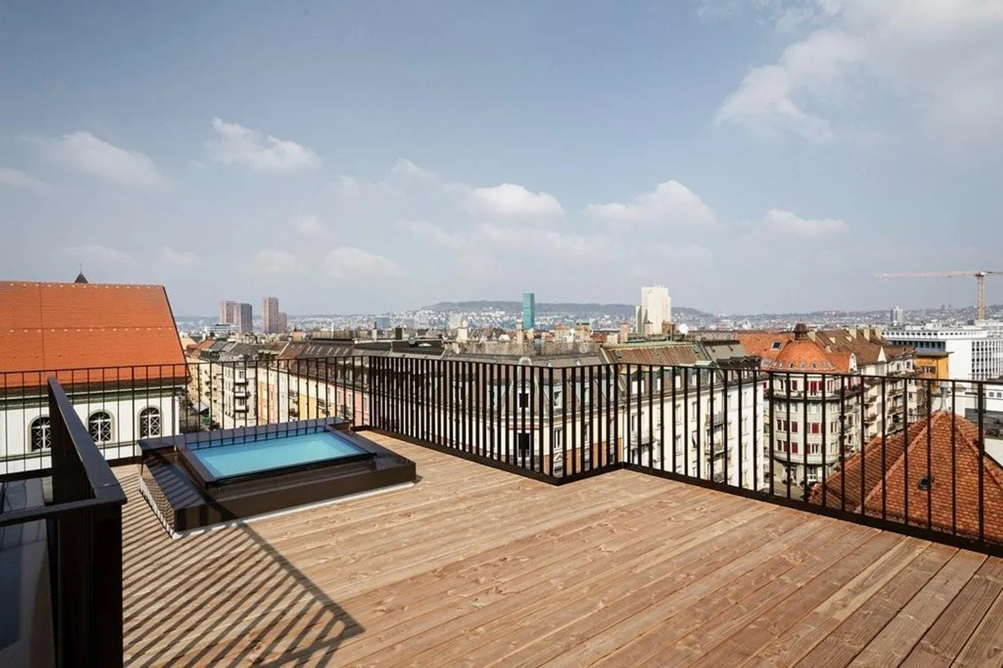 Appartement en loft avec grande terrasse sur le toit dans un emplacement central - Photo 8 sur 9