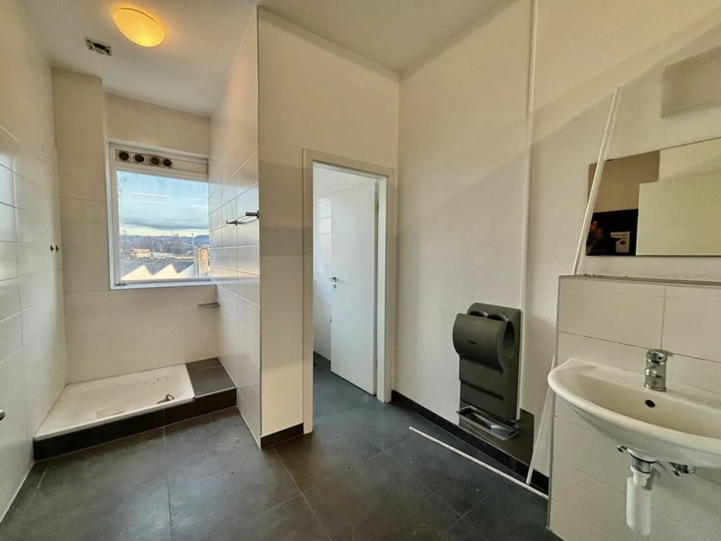 Vaud Lager/Depots/625 m2 Räumlichkeiten zur Miete mit Ladebucht und Parkplätzen - Foto 9 von 11