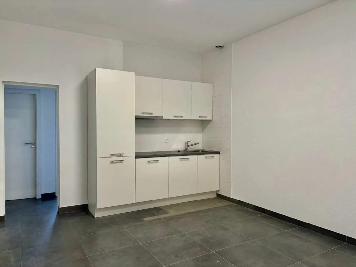 Vaud Lager/Depots/625 m2 Räumlichkeiten zur Miete mit Ladebucht und Parkplätzen - Foto 10 von 11