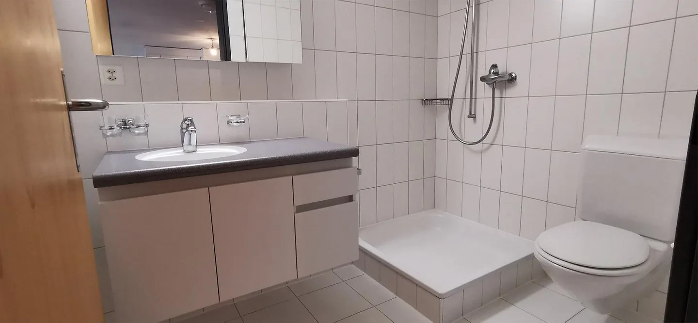 Appartamento in una posizione tranquilla con balcone esposto a sud - Foto 6 di 10