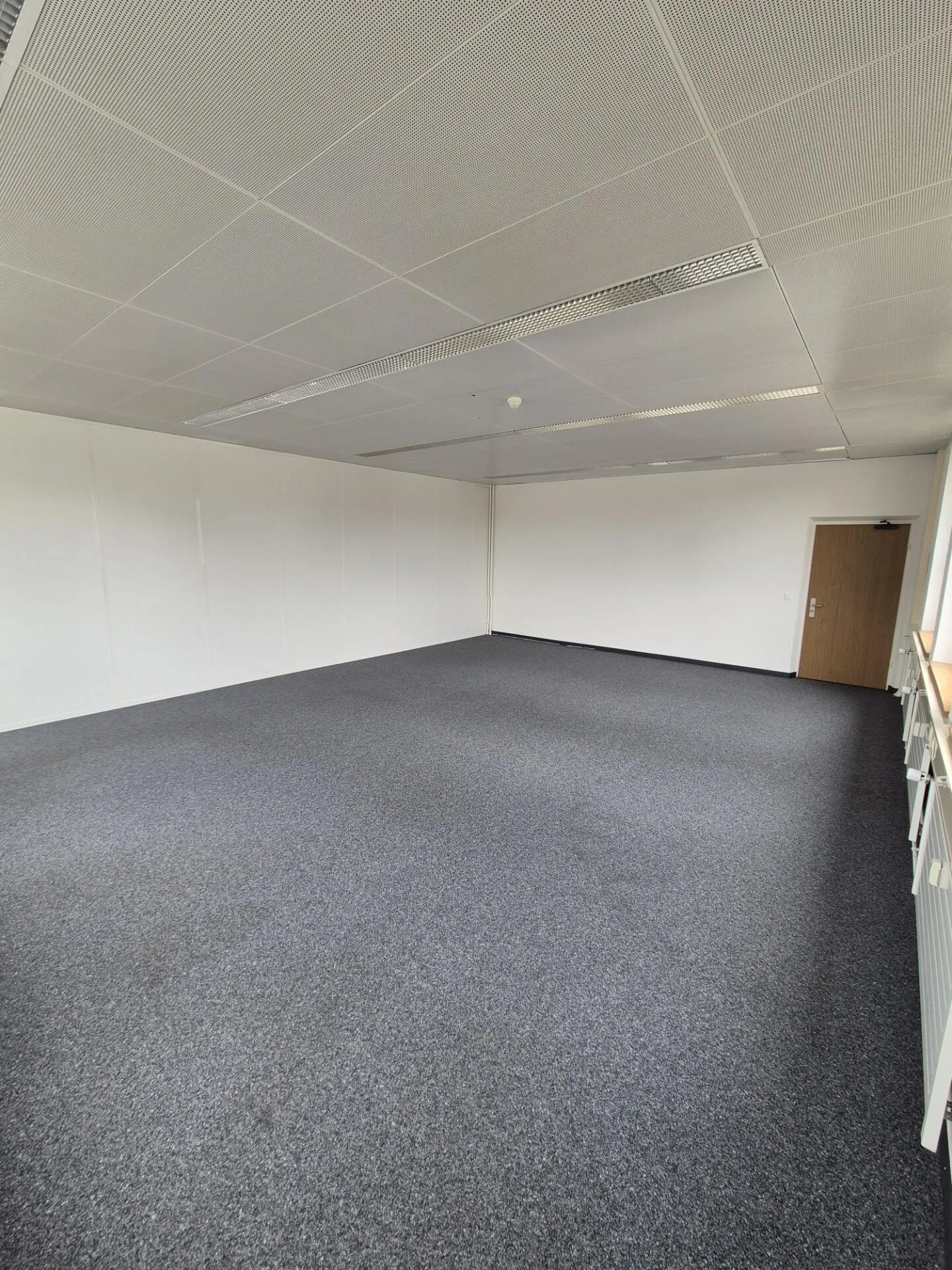 Ampio ufficio nel Buss-Areal Pratteln - 56 m² al piano terra dell'edificio amministrativo Ovest - Foto 3 di 8