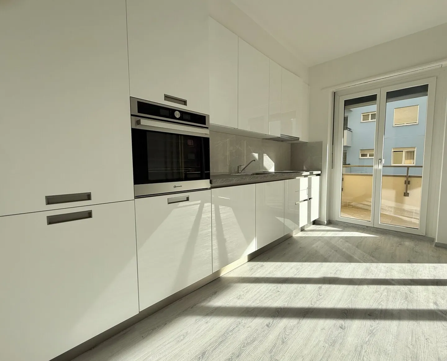 Appartamento moderno con piscina - Foto 1 di 9