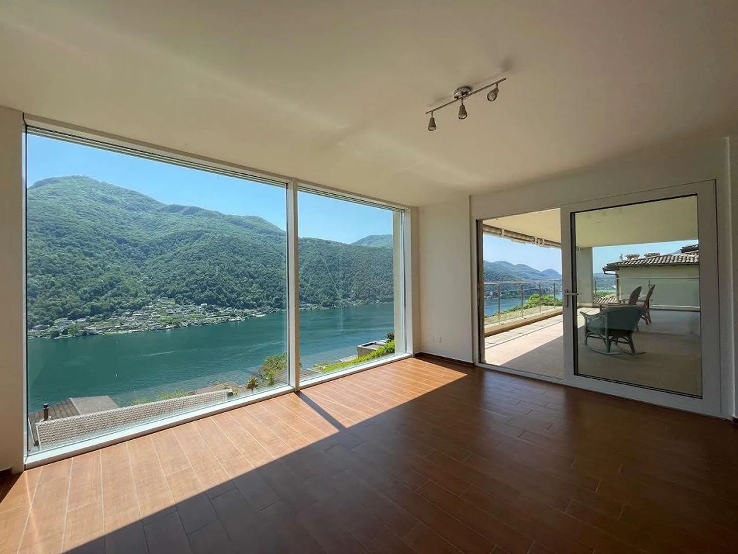 Panorama-Penthouse mit großer Terrasse und Seeblick - Foto 1 von 13