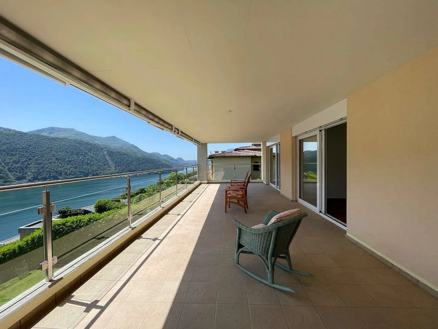 Panorama-Penthouse mit großer Terrasse und Seeblick - Foto 3 von 13