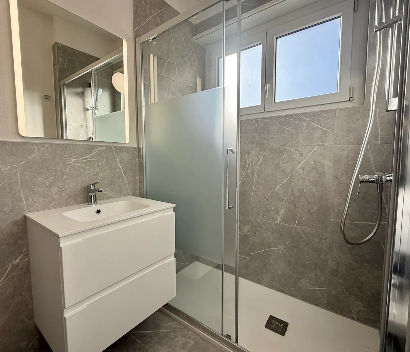 Appartamento moderno con piscina - Foto 7 di 9