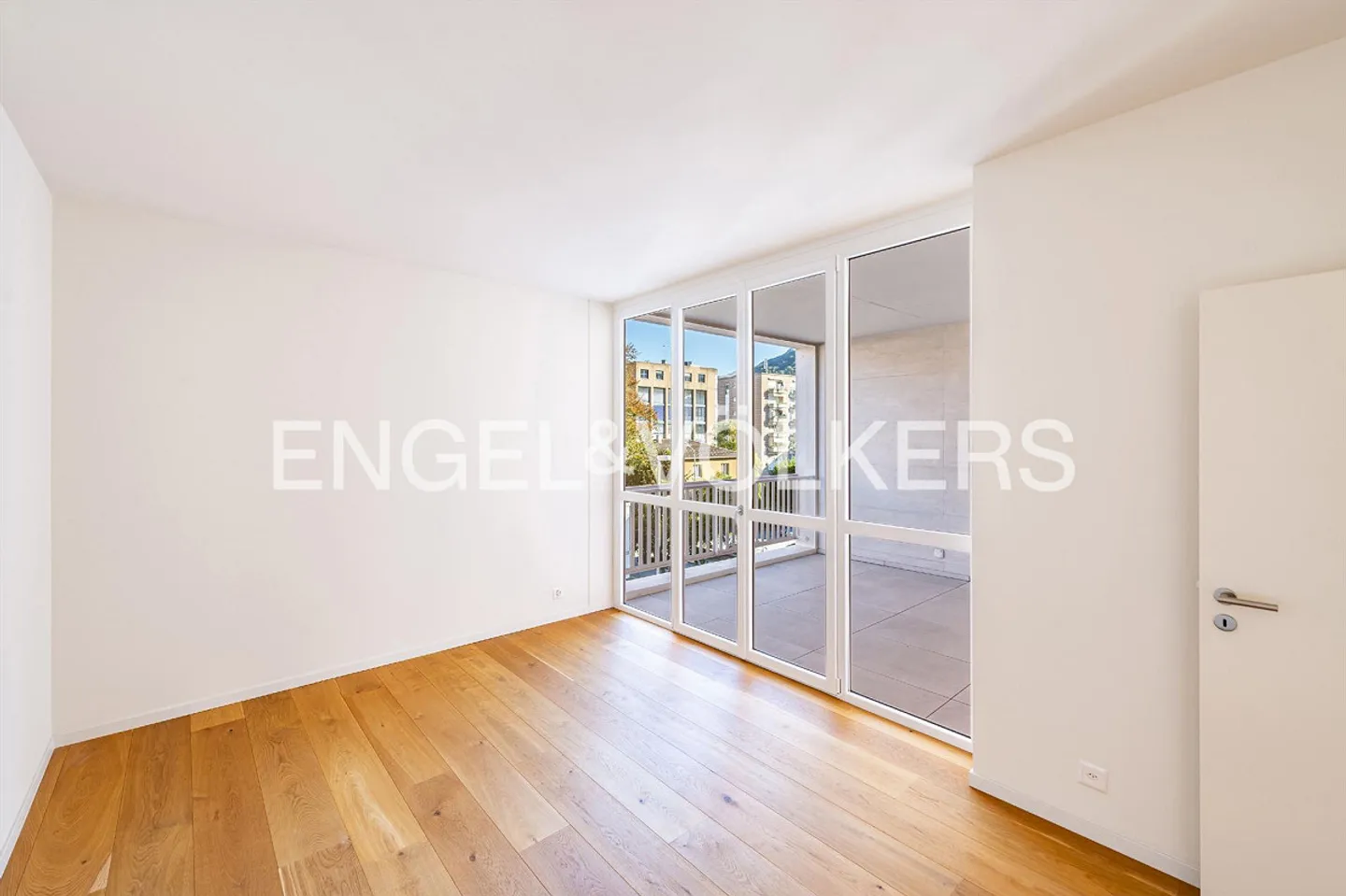 Renovated central duplex with bright rooms - Photo 4 of 8
