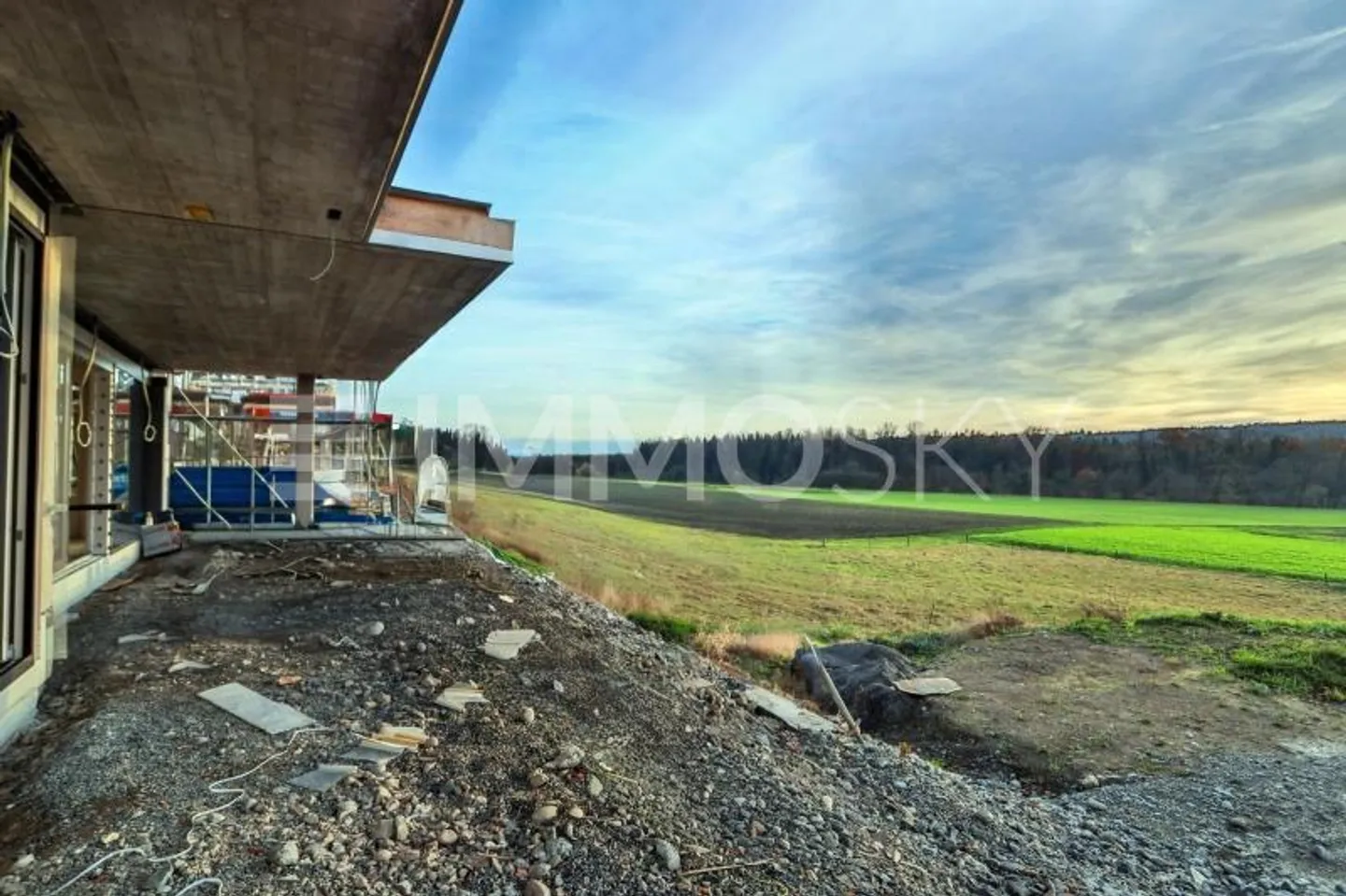 Qui l'architettura moderna e la natura si fondono in uno - Foto 2 di 5