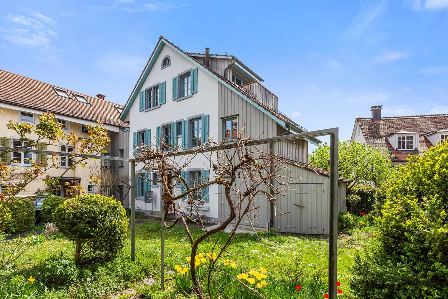 Renovation-Required 2-Family House in the Heart of Wülflingen - Photo 1 of 13