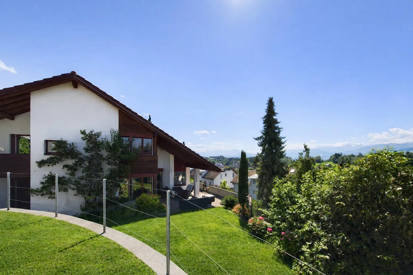 Modern 9-Room Single-Family House with Garden in Hombrechtikon - Photo 1 of 9