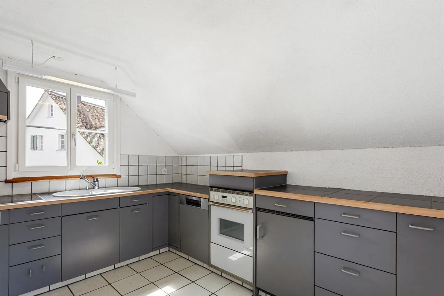 Renovation-Required 2-Family House in the Heart of Wülflingen - Photo 6 of 13