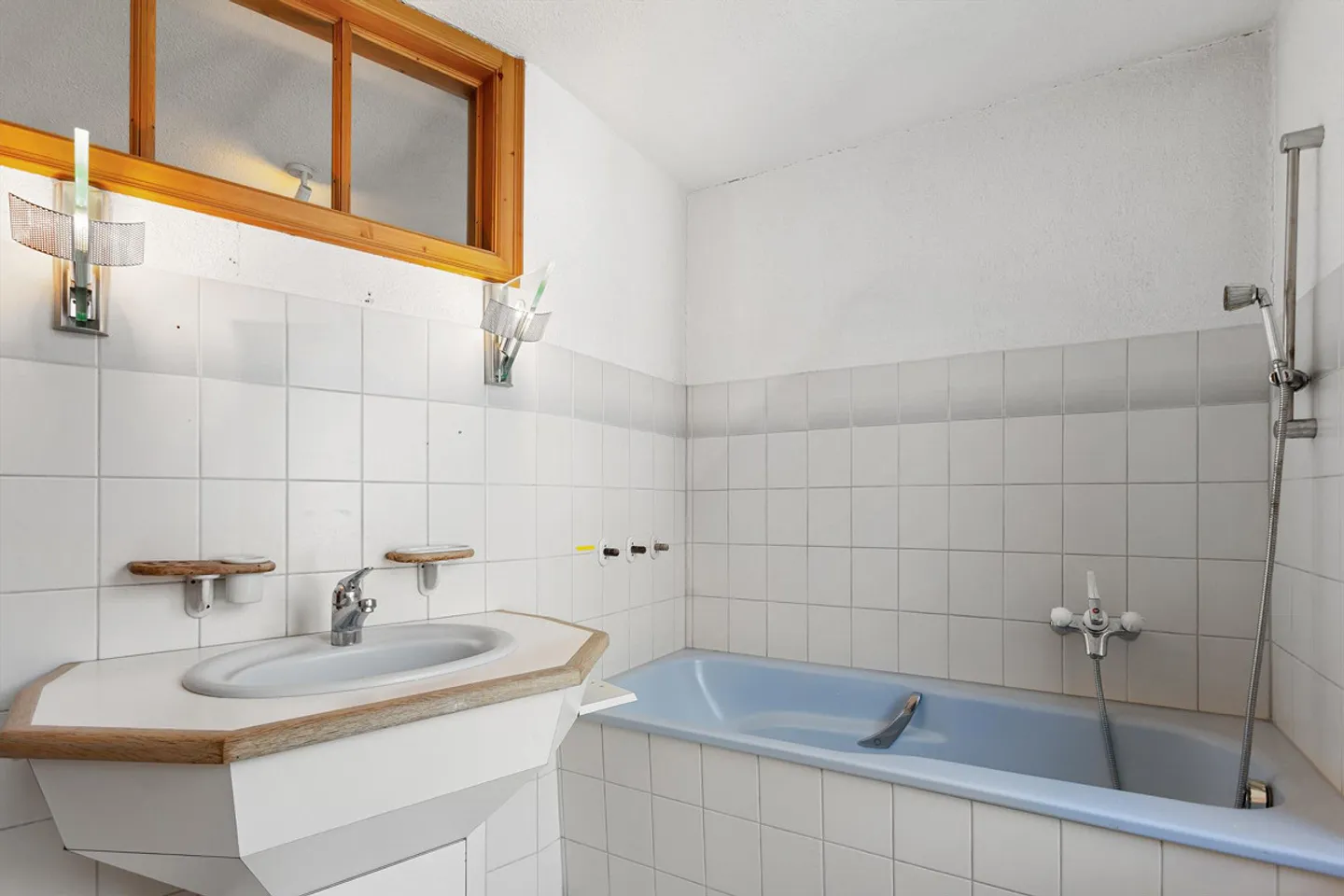 Renovation-Required 2-Family House in the Heart of Wülflingen - Photo 7 of 13