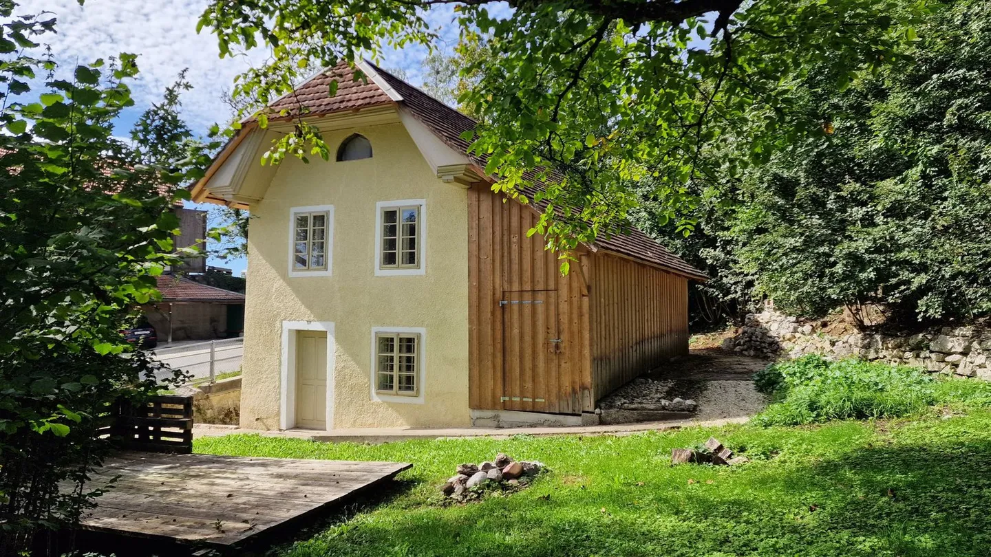 Projet de rénovation avec potentiel - Maison au bord du ruisseau, bâtiment classé - Photo 1 sur 11