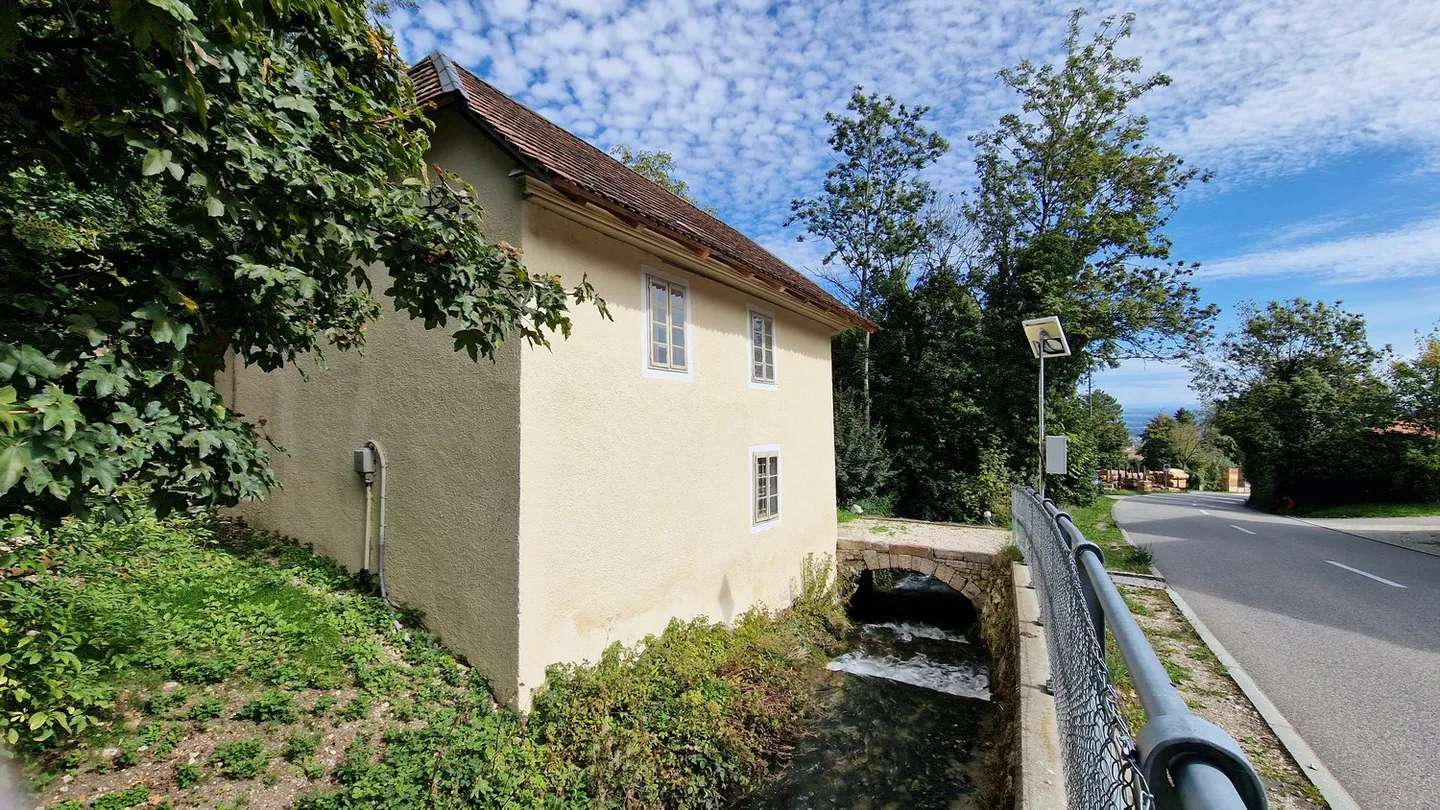 Projet de rénovation avec potentiel - Maison au bord du ruisseau, bâtiment classé - Photo 2 sur 11