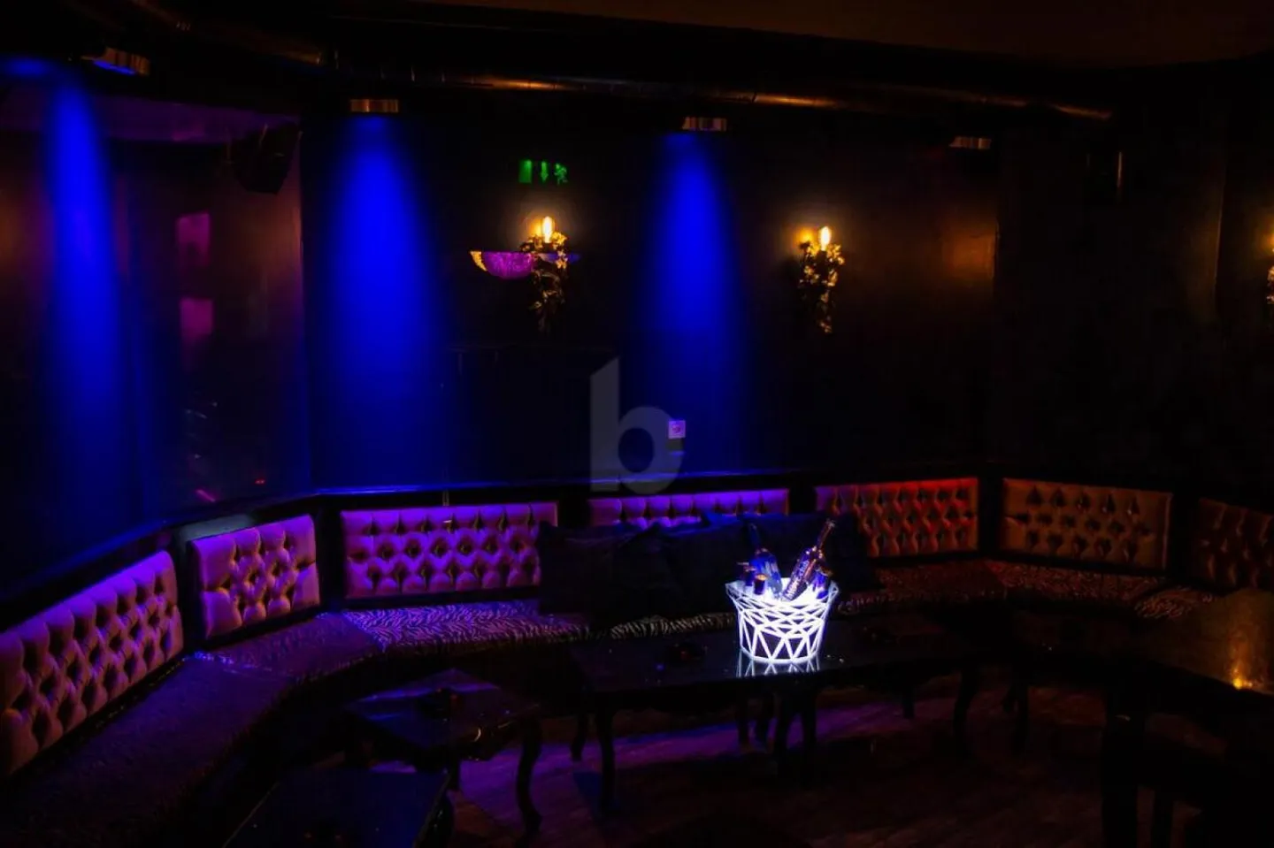 CLUB RÊVEUR DANS UN MEILLEUR EMPLACEMENT EN CENTRE-VILLE - Photo 3 sur 5