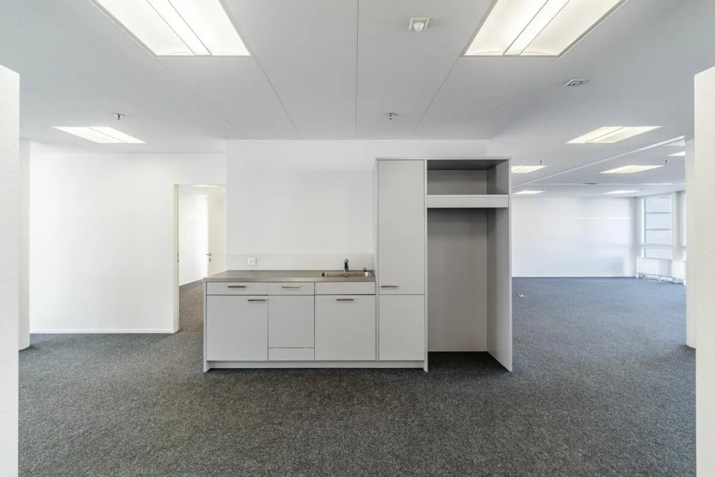 Stylish working directly at Sursee train station - Photo 7 of 8