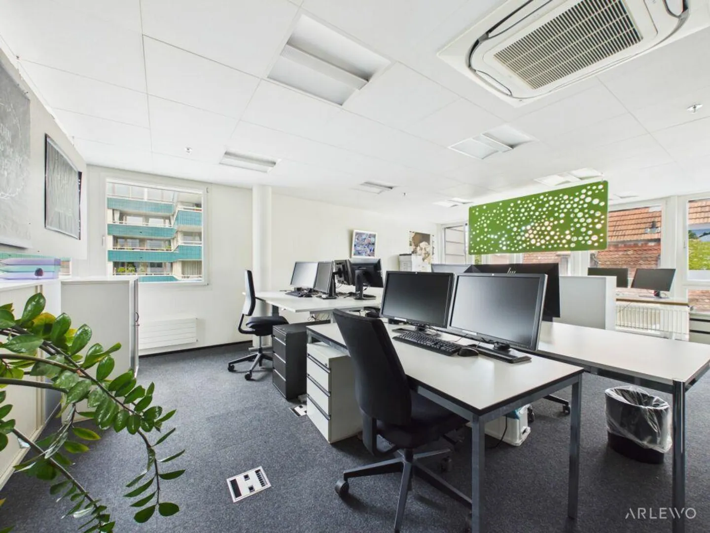 Representative commercial space directly at Sursee train station - Photo 3 of 11