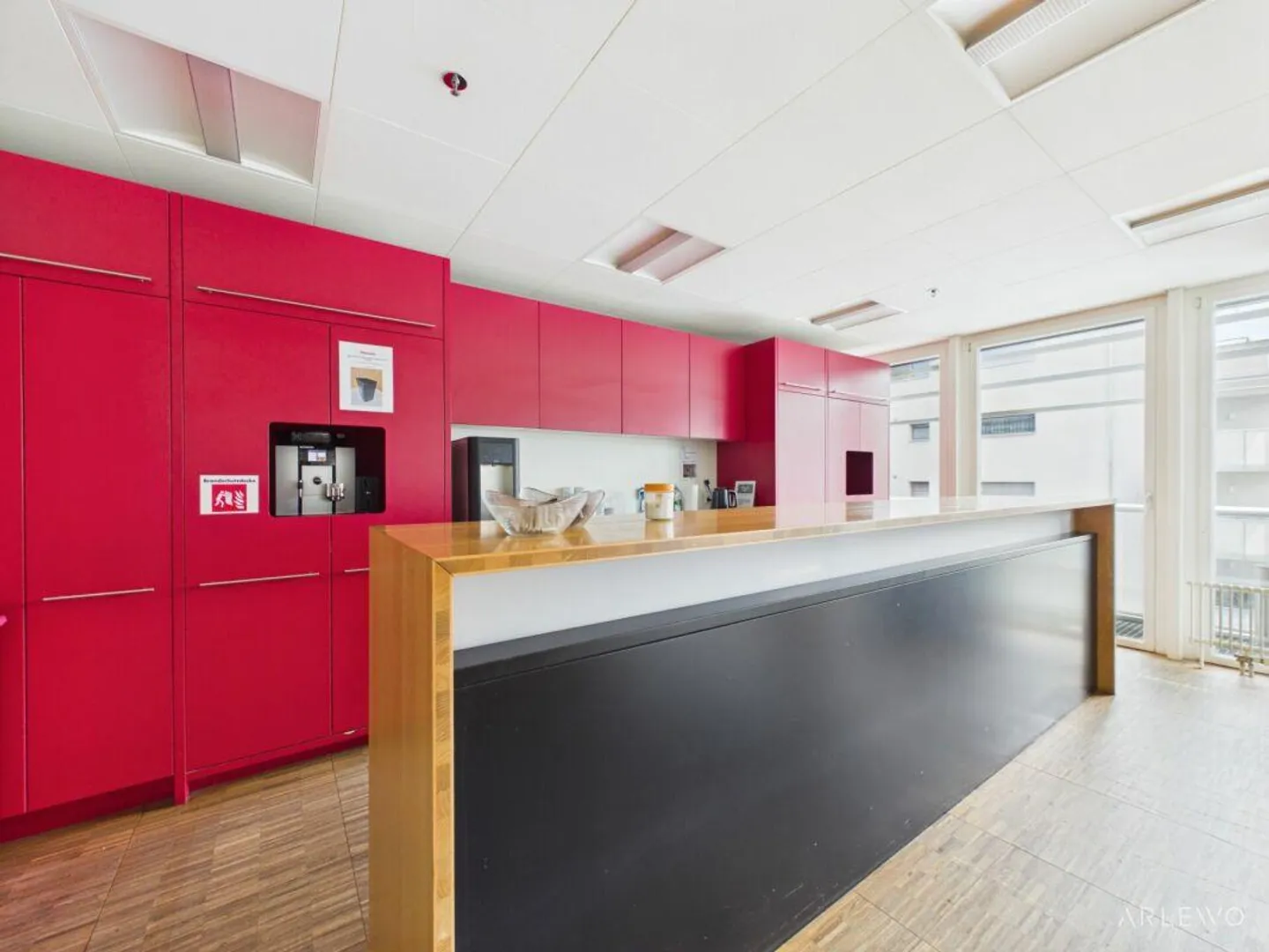 Representative commercial space directly at Sursee train station - Photo 4 of 11