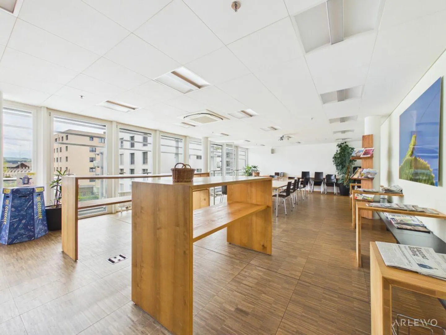 Representative commercial space directly at Sursee train station - Photo 5 of 11