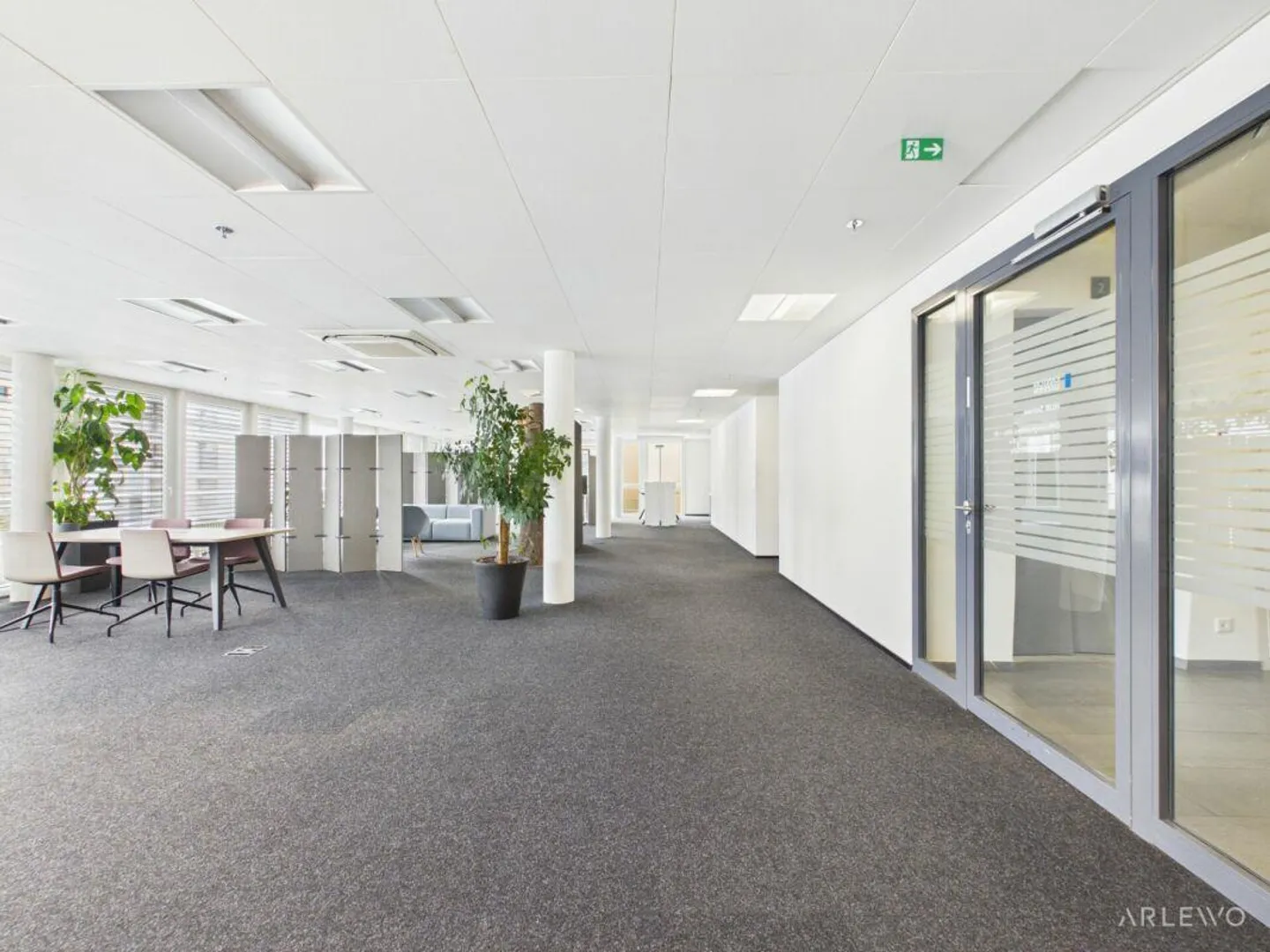 Representative commercial space directly at Sursee train station - Photo 6 of 11